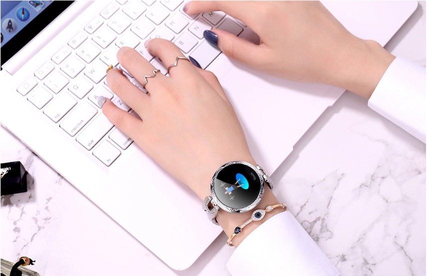 Women's Sport Smart Watch Waterproof Wearable Device with Heart Rate Monitor.